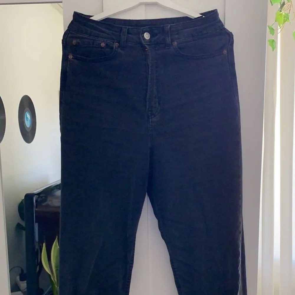 Säljer mina svarta mom jeans🌸 Som referens så är jag 177cm och dom är lite korta . Jeans & Byxor.