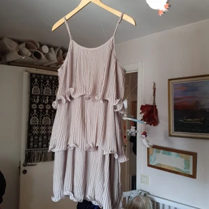 Super fin vologklänning - Super fin volongklänning som många tycker om och med unik stil och passar till allt. Passar s_l eftersom den är en fri klänning och sitter perfect på kroppen. Finns fler bilder och bud I kommenterna med intressen.eller köp direct 480+ frakt. 