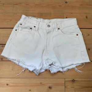 Levis 501 vita shorts - Vita high waisted Levis shorts. Knappar istället för dragkedja. Supersnygga och sköna, men tyvärr för små för mig nu. Passar XS/S