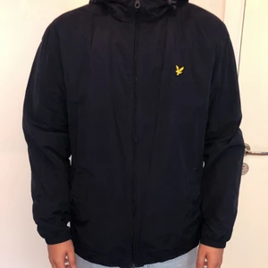 Lyle&Scott  - Köpt förra sommaren, använt fåtal gånger, bättre begagnat skick, inga hål eller sönder någonstans, storlek XL. Herr model, original pris 999kr