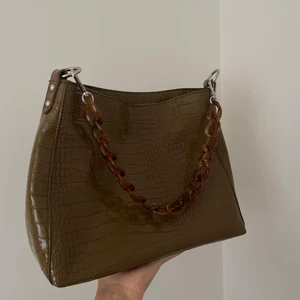 Väska - Säljer denna väska från HVISK. Använd 1 gång. Super fin och fräsch🦋⚡️ Fraktskostand tillkommer 