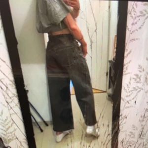 Zara jeans - Säljer dessa gråa jeans från zara som är lika de populära zara-jeansen (se bild 2) då de är lite för små för mig. Knappt använda och i väldigt bra skick❤️