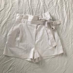 Vita shorts från Zara i storlek xs