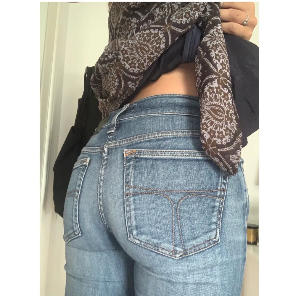 Skitsnygga lågmidjade jeans men kommer inte till användning. Passar mig som har S. . Jeans & Byxor.