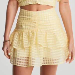 Trendig kjol från Gina Tricot som är helt oanvänd med lappen kvar💕 Storlek 34 men passar även 32 & 36 💗 Nypris 399, köpare står för frakt💓