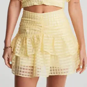 Trendig kjol från Gina Tricot som är helt oanvänd med lappen kvar💕 Storlek 34 men passar även 32 & 36 💗 Nypris 399, köpare står för frakt💓