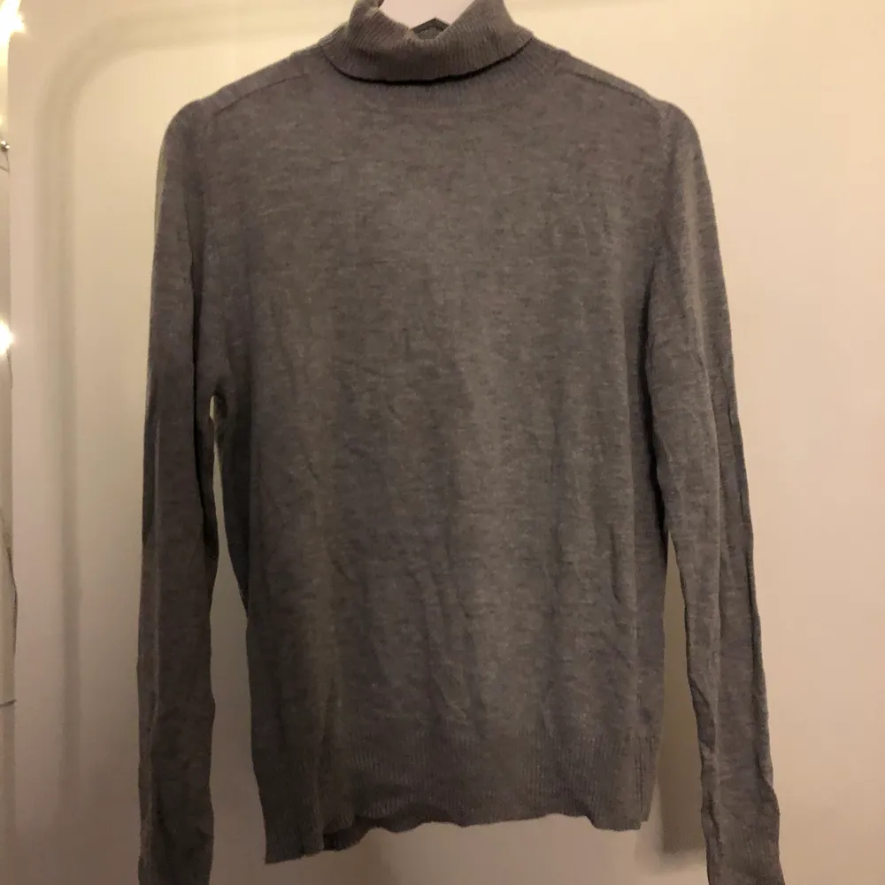 En grå polo tröja ifrån NA-KD i stl s.. Tröjor & Koftor.
