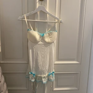 korsett  - så fin korsett med alla möjliga detaljer!! snörning där bak och så fin spets fram med en rosett. ljusblåa detaljer här och var! prislappen sitter kvar 