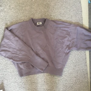 Sweater - Grålila tröja från weekday i najs material! Den är typ lite ”tung” i materialet eller vad man ska säga vilket gör att den får väldigt snygg passform!! (Färgen är som på första bilden där den ligger rakt i dagsljus)