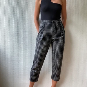 Rutiga byxor från Monki - Svarta byxor med smala, vita rutor från Monki! Intill oanvända🧐 frakt tillkommer!