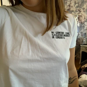 Vit T-shirt  - Basic vit t-shirt från Zara med tryck. Knappt använd. Skönt material som sitter bra. Pris går att diskutera, frakt tillkommer (+45kr)✨✨⚡️⚡️