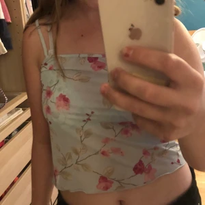 Supergulligt linne! - Otroligt fint linne som tyvärr är lite tajt på mig (brukar ha medium). Text på ryggen ”lovable”. 🫐🌸