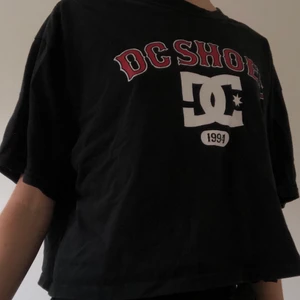 DC shoes t-shirt - DC shoes t-shirt köpt på humana i Stockholm för något år sen 😩 stl M unisex ❤️