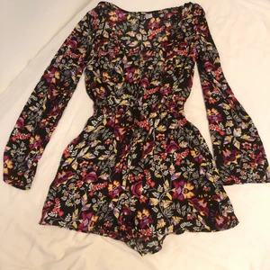 Byxdress! - Superfin byxdress från H&M i storlek 38 (men skulle säga att den även passar om man bär storlek 36), använt en gång! Har knappar upptill så man kan välja själv hur urringat man vill ha! Säljer för 100kr + frakt eller mötas upp i Stockholm 