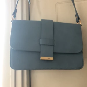 En fin blå väska!  - Blå väska! bra material, och helt oanvänd! 