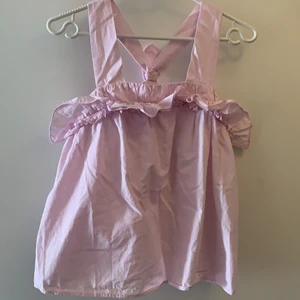 Ljuslila topp - Ljuslila/rosa topp från Zara, öppen i ryggen. Använd max 3 gånger, så den är så gott som ny.