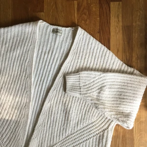 Mjukaste koftan - Vit grovstickad kofta från Pull&Bear i storlek S men passar XS-L oversize. 100% akryl och verkligen jättemjuk! Obs använt skick. Kostnad på 66kr för spårbarfrakt tillkommer. Säljes pga flytt!🌻