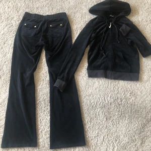 Juicy couture set  - svart juicy set i väldigt bra skick, storlek XS på båda delarna men passar mig som har s/m i nästan allt. skriv om ni har frågor eller vill ha fler bilder