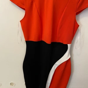 Klänningar, jumpsuit  - En klänning storlek M helt aldrig använd 350 kr , jump Suit 150kr   köptes förra året men har aldrig kommit till användning! Så även den är helt ny! 