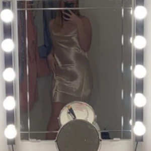 silkes klänning  - Säljer denna fina silkes klänningen från Gina som jag endast  använt en gång då den inte passar mig så bra! Väldigt fin! 