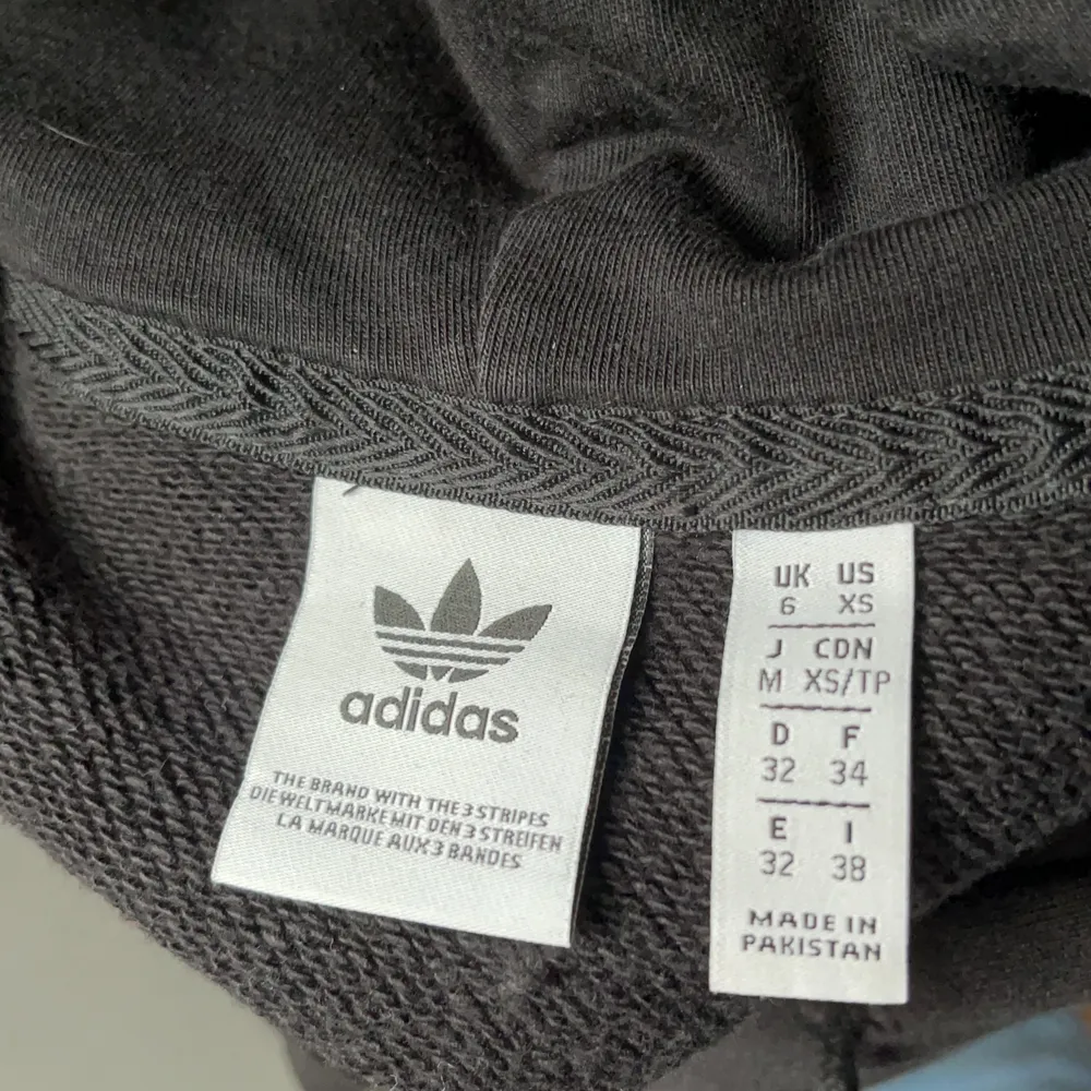 Adidas hoodie som inte används längre, använd en del gånger men är som ny. Strl XS men passar som S nästan M också. . Hoodies.