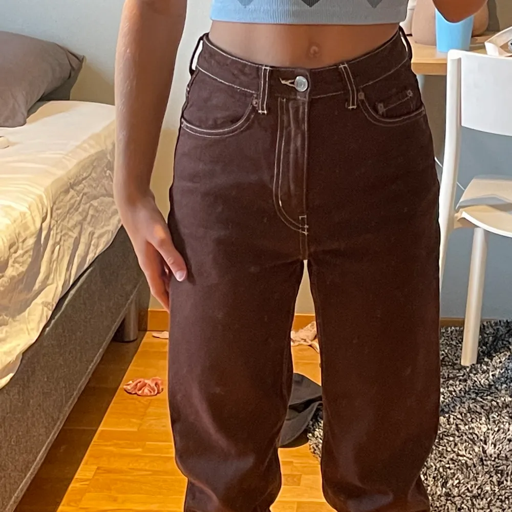 Super fina jeans från weekday i storlek w 24 & L 28. Bruna jeans som sitter jättefint på och sitter bra på mig som är 165! Ordinarie pris 500kr!!!!. Jeans & Byxor.