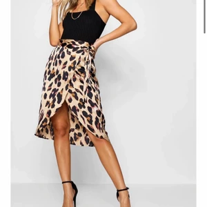 Leopard omlottkjol i silkesmaterial - Riktigt snygg omlottkjol i leopard mönster med fin snörning längst upp vid höften! Perfekt till sommaren!  Helt oanvänd!