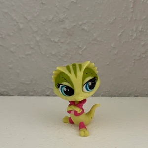 Little Pet shop  - Jag säljer just nu mina gamla ”Little Pet shop”, eftersom dessa figurerar inte går att få tag på i butik så har de fått ett stort värde på sig. Vissa e dyrare än andra då de är Rare, vilket innebär att de finns få av dessa å då höjer deras värde! Betalning sker via Swish och köparen står för frakten!🤍
