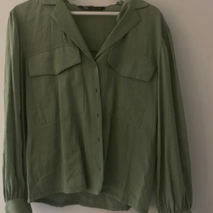 Skjorta - Säljer min gröna skjorta från Zara som tyvärr inte längre kommer till användning mer