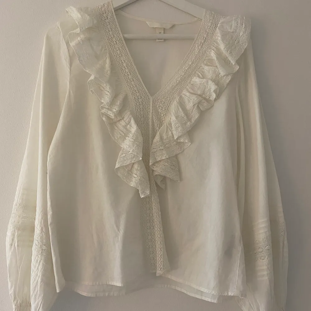 En skjorta från H&M i vit färg, den har använts en gång och köptes för va 3 år sedan. Skjortor.