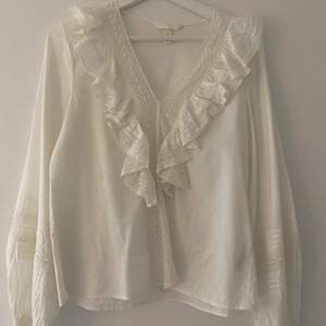 En skjorta från H&M i vit färg, den har använts en gång och köptes för va 3 år sedan