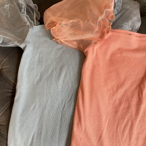 Volang tröjor - Fina volang tröjor som går att köpa tillsammans eller var för sig. Aldrig använda och är i princip helt nya. 150kr för båda, 75kr var för sig.