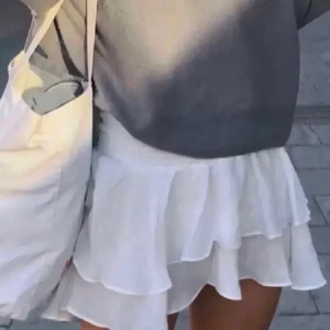 Vit volangkjol! - Snyggaste volangkjolen, endast använd fåtal gånger 💕 storlek s men passar även m eftersom den är streschig. (Lånade bilder) Högsta bud: 180kr