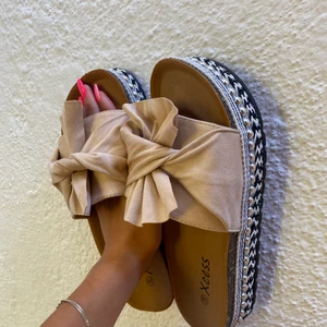 Sandaler/ tofflor - Säljer dessa superfina tofflor/ sandaler, i strl 38, super sköna och med fina detaljer! 🥰 säljer för 450kr, 400 +frakt vid snabbt köp💕de är ljusare än på bilden (beige) (har även svarta likadana i strl 37)💕 finns uppe på min Plick 