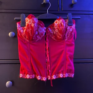 Korset - Super fin rosa korset som jag köpt här på Plick, tyvärr var den alldeles för stor i kupan så väljer att sälja den. Inte helt säker på kupans storlek men det kanske är en C kupa. Det är ett litet hål på baksidan som var där när jag köpte den tyvärr, men det syns knappt när man har på sig den. Köparen står för frakt ♥️