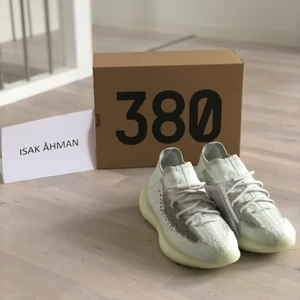 Yeezy Boost 380 Calcite Glow - Helt nya Adidas Yeezy 380 Calcite Glow. Säljer dessa för att de aldrig kommit till användning. Har haft dom liggandes hemma i ett år och har inte gått en enda meter med dom utomhus. 