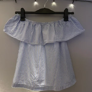 Off shoulder topp stl 36 - En oanvänd topp från H&M. Säljer den för 50kr (priset kan diskuteras)