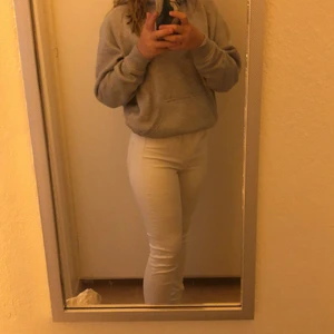 Säljer dessa vita jeans 🤍 eftersom jag inte har någon användning till dem💕 - Haft dem i ett år men använt 2 gånger 💕