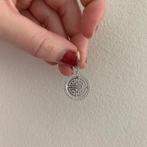 Swarovski-örhängen nyskick - Ett par jättefina swarovski-örhängen, använd nån enstaka gång! Äkta silver så fungerar bra om man är allergisk mot andra metaller/ämnen