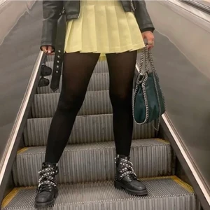 American apparel tenniskjol - Säljer denna kjol från american apparel som jag köpte av min kompis (hennes bilder), men som tyvärr inte är min stil längre! I strl 36 men liten i strl så funkar både s och xs