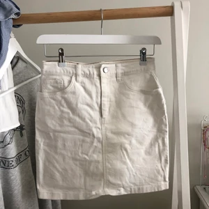 VIT JEANSKJOL🤍 - Vit jeanskjol köpt på MQ i strl 36, knappt använd. Säljer för 100kr, köparen står för frakten. Snabb affär önskas. Hör gärna av dig om du har några funderingar🤍