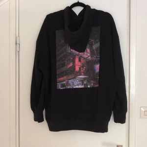 Huddie - En oversized huddie med ett snyggt tryck över ryggen. Fungerar bra som en huddieklänning. Storlek 38, passar 34/36 beroende på hur lång/stor man vill ha den. Från missguided. Budgivning igång! Buda här på annonsen 🥰