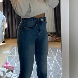 JEANS STRL XS - Knappt använda , högmidjade sitter bra vid midjan , stretchiga . Vid mer info kontakta mig