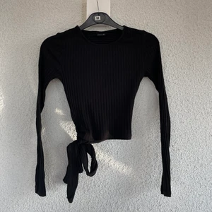 Crop top - En oanvänd crop top från Gina tricot, den har en knytning i ryggen i stl xs