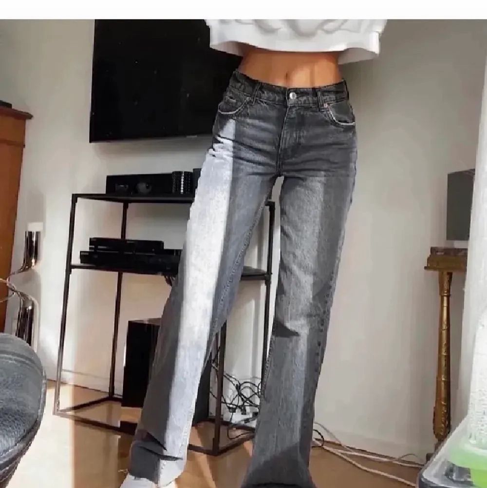 Säljer dessa miderise gråa jeans från zara🤍 Sparsamt använda och de är långa på mig som är 1.70!  (lånade bilder) Vid stort intresse blir det budgivning i kommentarerna⚡️💗. Jeans & Byxor.