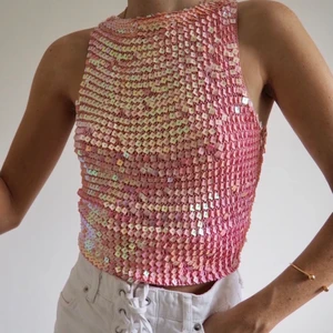 Vintage disco glitter paljett topp strl.S rosa y2k  - Unik vintage topp som köptes på Depop, aldrig använd av mig pga fel storlek. Passar bäst XS/S, något stretchig. Virkad/crochet med påsydda paljetter som skimrar. Lite Saks Potts känsla. 