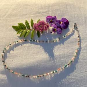 Trendigt hemmagjort halsband gjort på glaspärlor. Kunden står för frakten💕