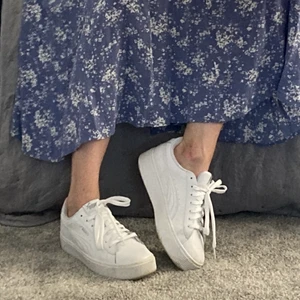 Sneakers  - Vita sneakers från Puma, Använda ett fåtal gånger, Tyg: skinnimitation, Foder: Textil, Innersula: Textil, Storlek: 38, Inga anmärkningar