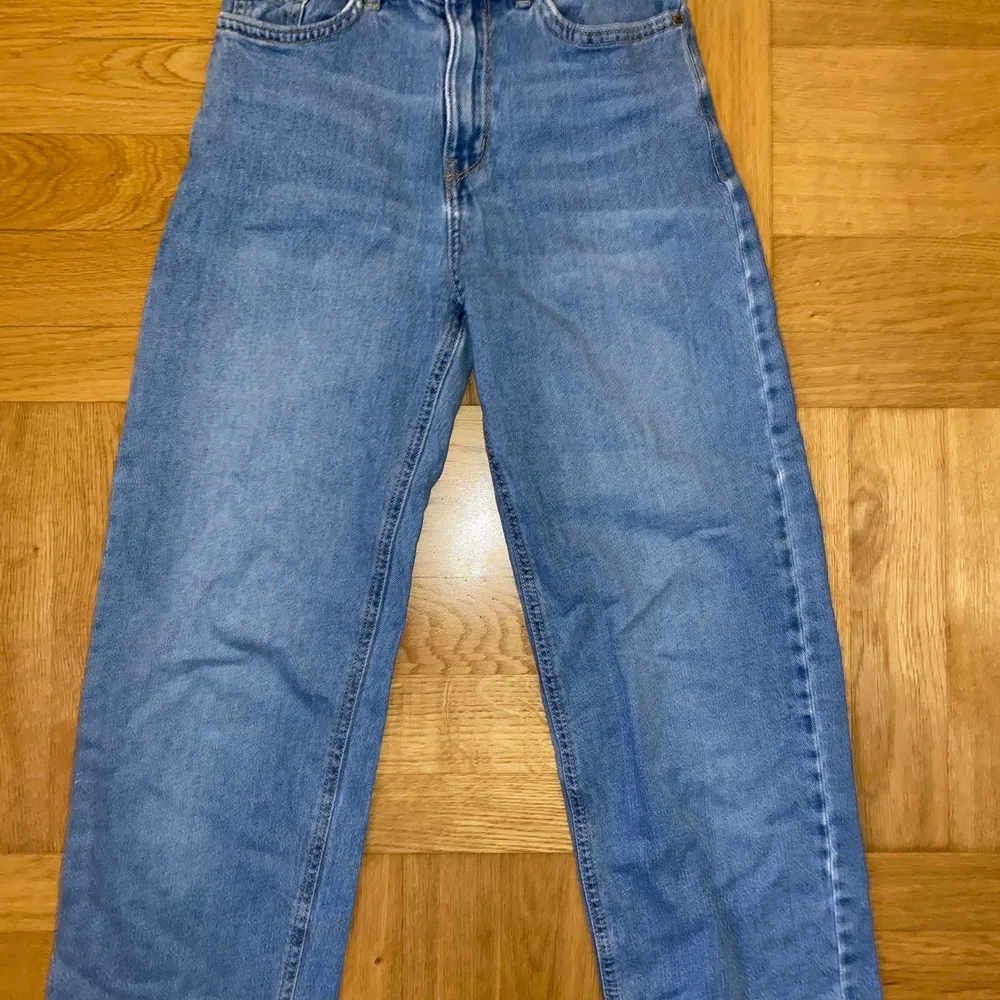 Säljer dessa jätte fina lite pösigare och rakare modell på jeans som tyvärr är lite korta för mig, dom sitter bra i midjan och är justerbara men eftersom dessa är barnjeans så är dom lite korta för mig, annars passar dom super bra längden är det enda problemet, och jag är ca 158-160 dom är köpta från Lindex förra våren 2020 och är i jätte fint skick<3. Jeans & Byxor.