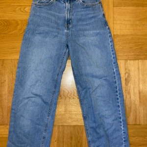 Straight Jeans - Säljer dessa jätte fina lite pösigare och rakare modell på jeans som tyvärr är lite korta för mig, dom sitter bra i midjan och är justerbara men eftersom dessa är barnjeans så är dom lite korta för mig, annars passar dom super bra längden är det enda problemet, och jag är ca 158-160 dom är köpta från Lindex förra våren 2020 och är i jätte fint skick<3